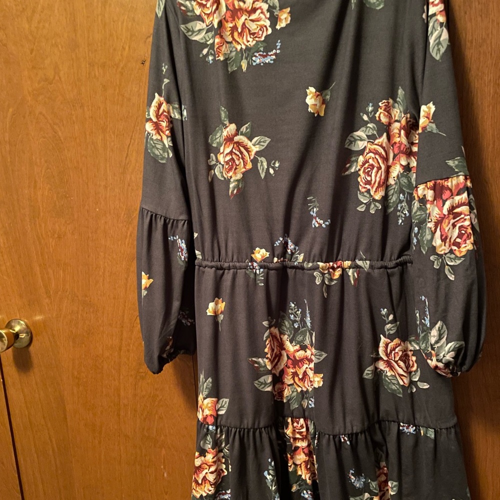 grey/floral print. short dress